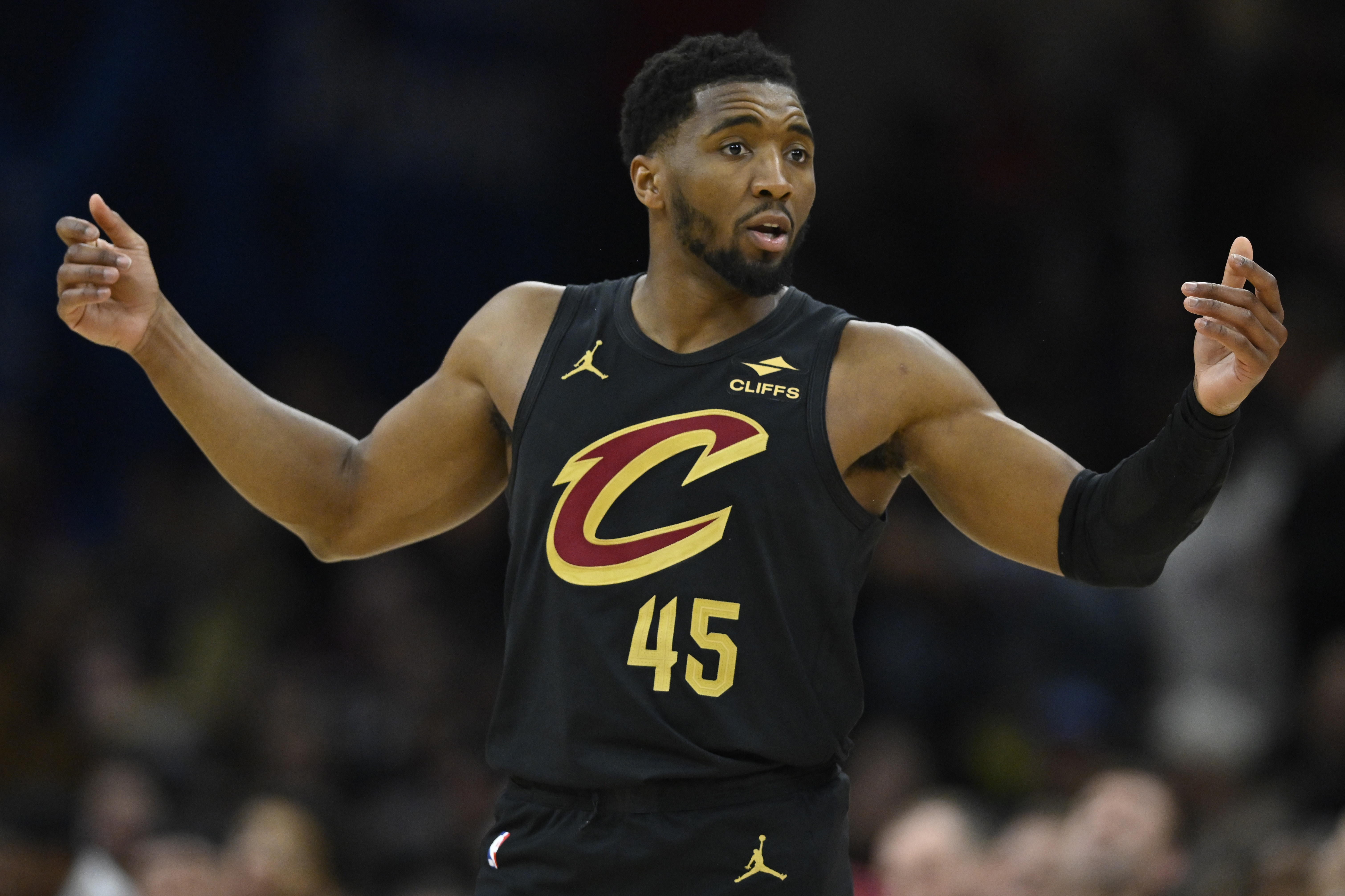 kaiyun-再加把劲儿！米切尔半场首发17分钟 13中6&amp;三分4中1砍16分2板