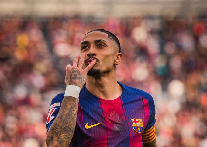 开云体育-拉菲完成生涯第3帽，且为近50年第2位西甲对塞维戴帽巴萨球员